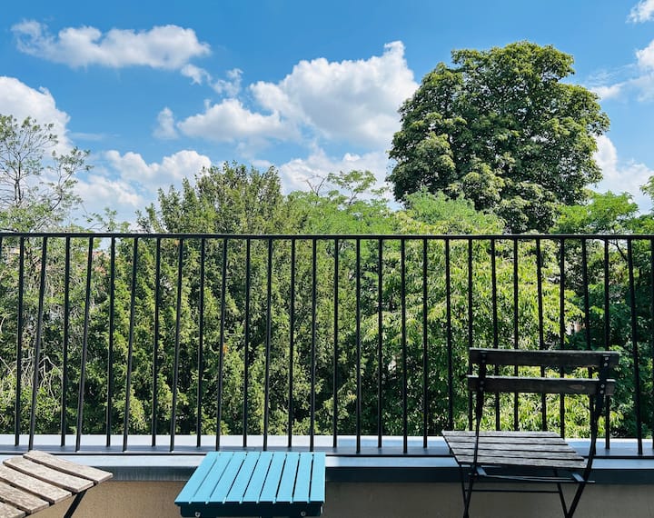 Appartement Met Balkon En Zicht Op Groene Tuin - Bruselas