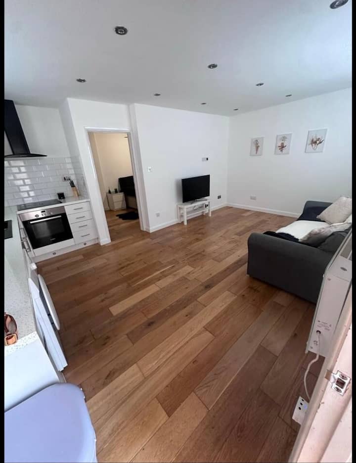 One Bedroom Apartment With Parking Swindon - Swindon