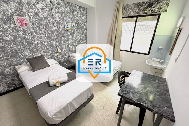 Evans Realty (H111) - Euro Holitel Hostel - Fuengirola