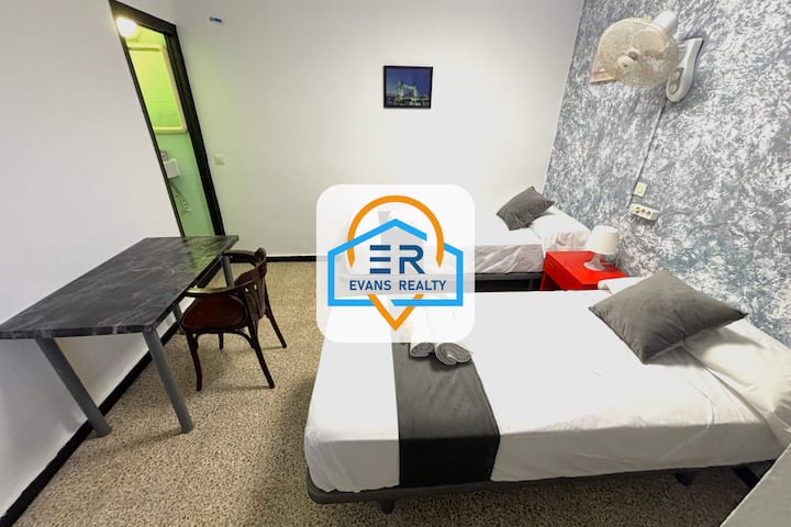 Evans Realty (H205) - Euro Holitel Hostel - Fuengirola