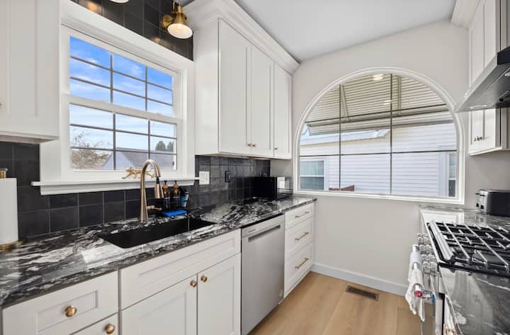 Newly Remodeled Home Near Cedar Point & Lake Erie! - Sandusky, OH