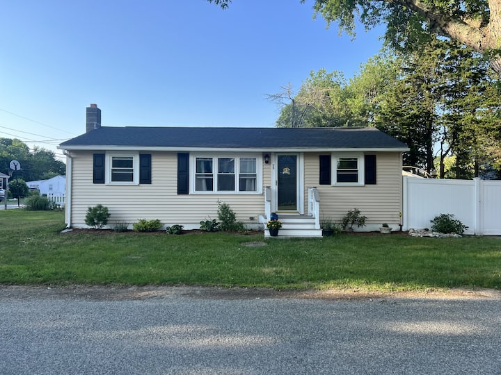 Charming Family Friendly Cottage - 5 Min To Beach! - Charlestown, RI