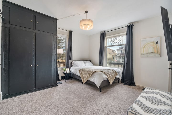 Bienvenido a tu relajante dormitorio de retiro. Incluye un colchón tamaño queen de espuma viscoelástica con refrigeración, además de ropa de cama y almohadas adicionales.