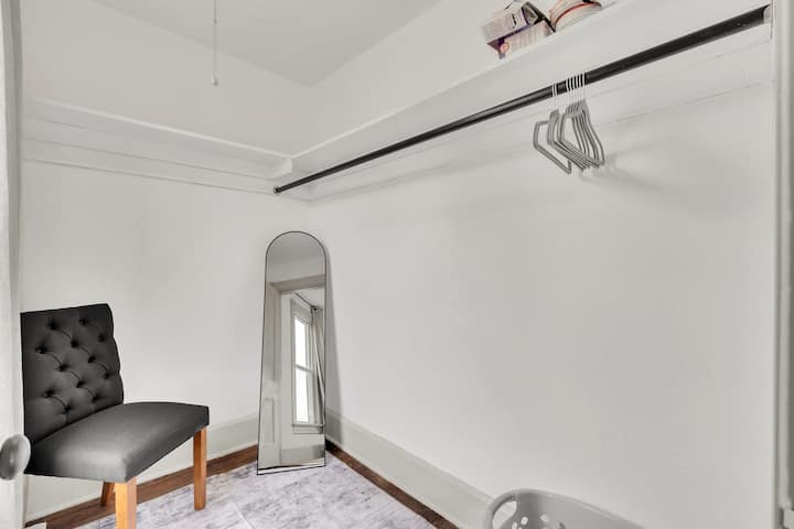 Vestidor en la habitación con cama tamaño king con espacio de almacenamiento adicional y privacidad.