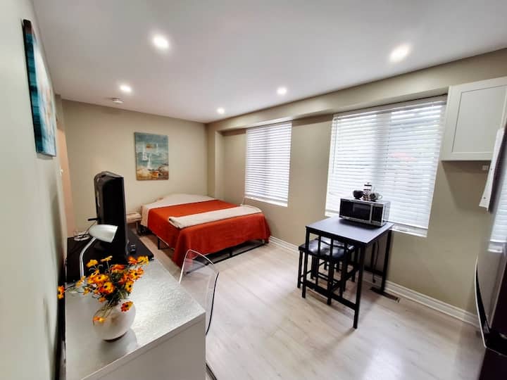 Studio For Two In Central Pickering - Ajax