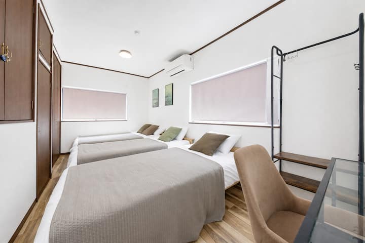 3F Bedroom 2｜ダブルベッド1台＋シングルベッド2台・最大4名まで宿泊できます。デスクスペース、ハンガーラックも完備。スーツケースが入る広々クローゼットもあります。