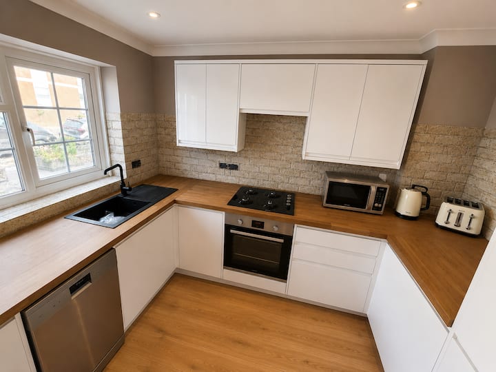 Town Centre 2 Bedrooms - 10 Minute Walk To Beach - Eastbourne