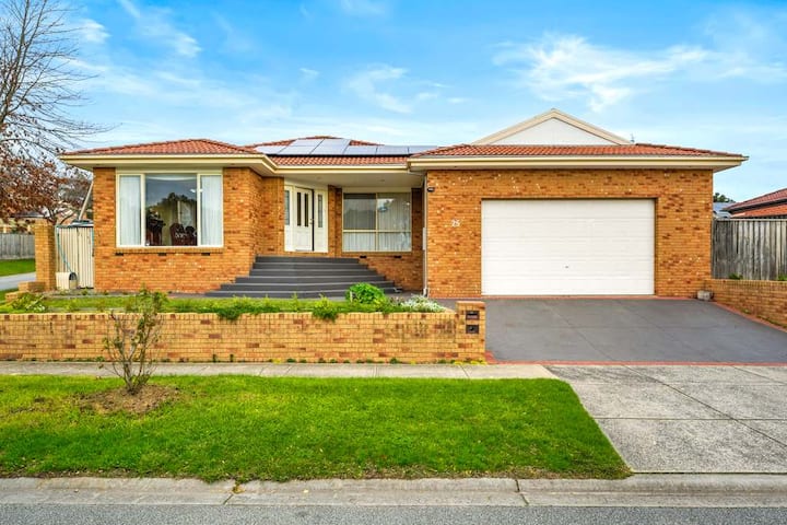 Generous Family Home Games Room Spa At Narre Warre - Beaconsfield