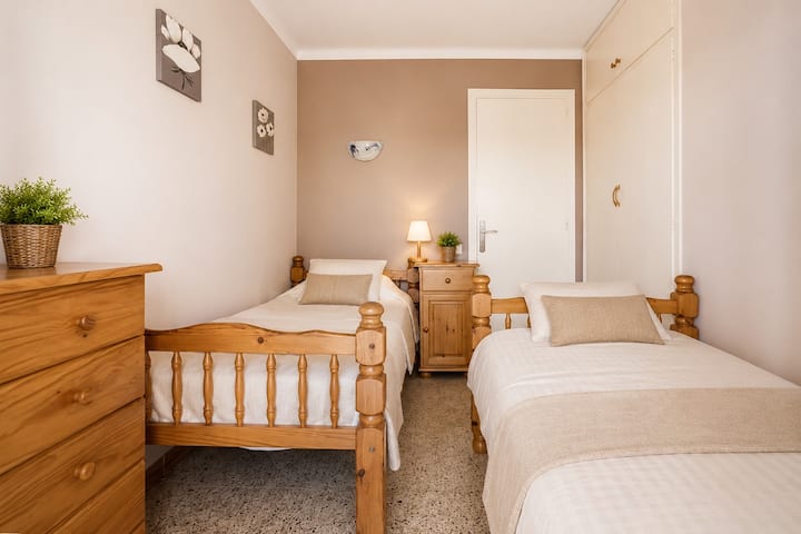 Dhomë gjumi me dy krevate tek: Një dhomë gjumi e rehatshme me dy krevate tek, mobilie druri, hapësirë magazinimi dhe akses të drejtpërdrejtë në ballkon. Gjithashtu, dhoma ka ajër të kondicionuar dhe pamje nga marina.