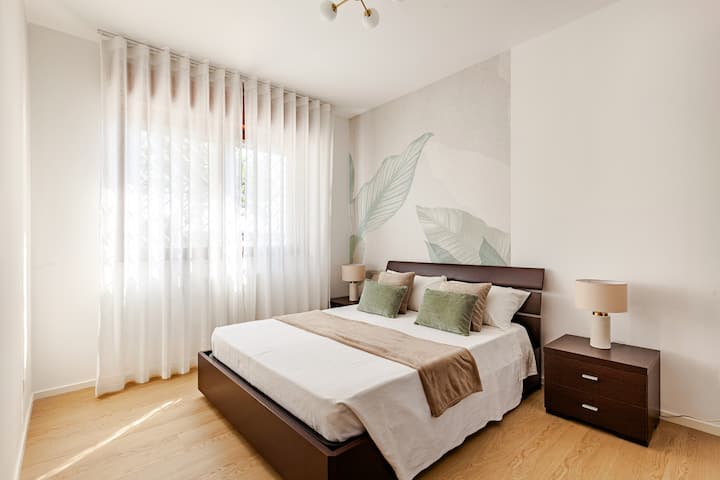 Cama doble, sábanas, espacio para la ropa, perchas, portaequipajes y almohadas y mantas adicionales. Prácticos enchufes múltiples en las mesitas de noche para cargar cómodamente teléfonos inteligentes, tabletas, relojes inteligentes y otros dispositivos. Calefacción