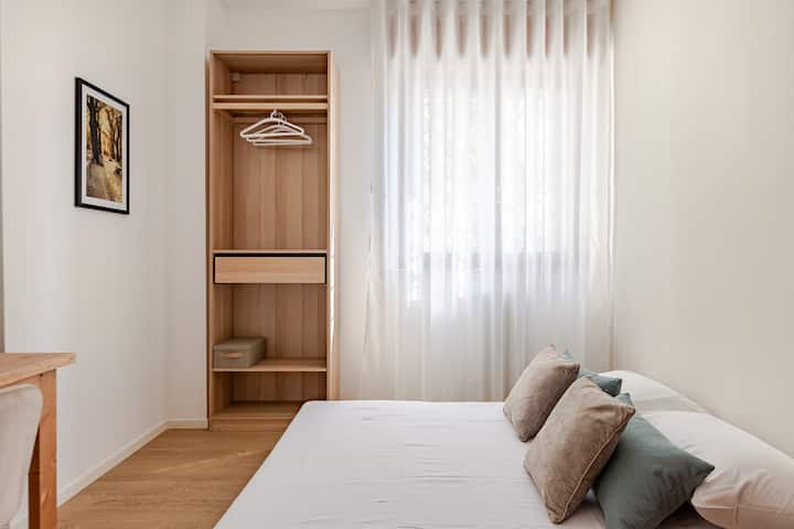 Sofá cama doble con cubrecolchón para máxima comodidad, sábanas, almohadas y mantas adicionales. Ideal para trabajar o estudiar gracias al WiFi de fibra de alta velocidad. La habitación se completa con un armario, un zapatero, una plancha y calefacción.