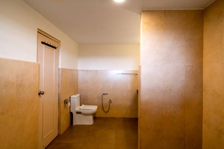 Full bathroom 1 image 1