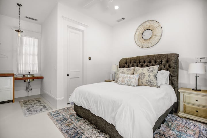 La 4e chambre à coucher/suite de la nounou est située à quelques pas de la maison principale, offrant de l'intimité tout en vous gardant près du reste de votre groupe. C'est idéal pour les couples, les grands-parents, les enfants plus âgés ou toute personne qui apprécie un peu plus d'espace et de tranquillité.