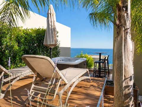 Top Airbnb: Azure Coastal Jacuzzi Suite in Orikum