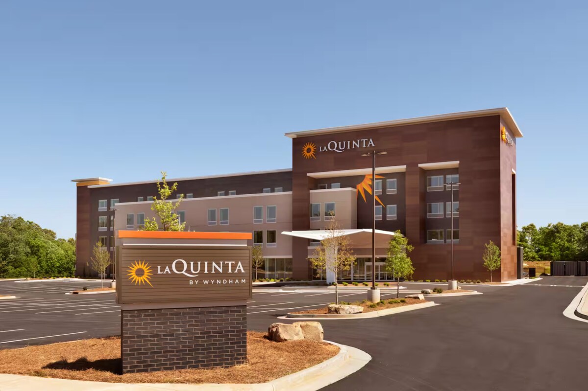 King | La Quinta Braselton | Near the Raceway