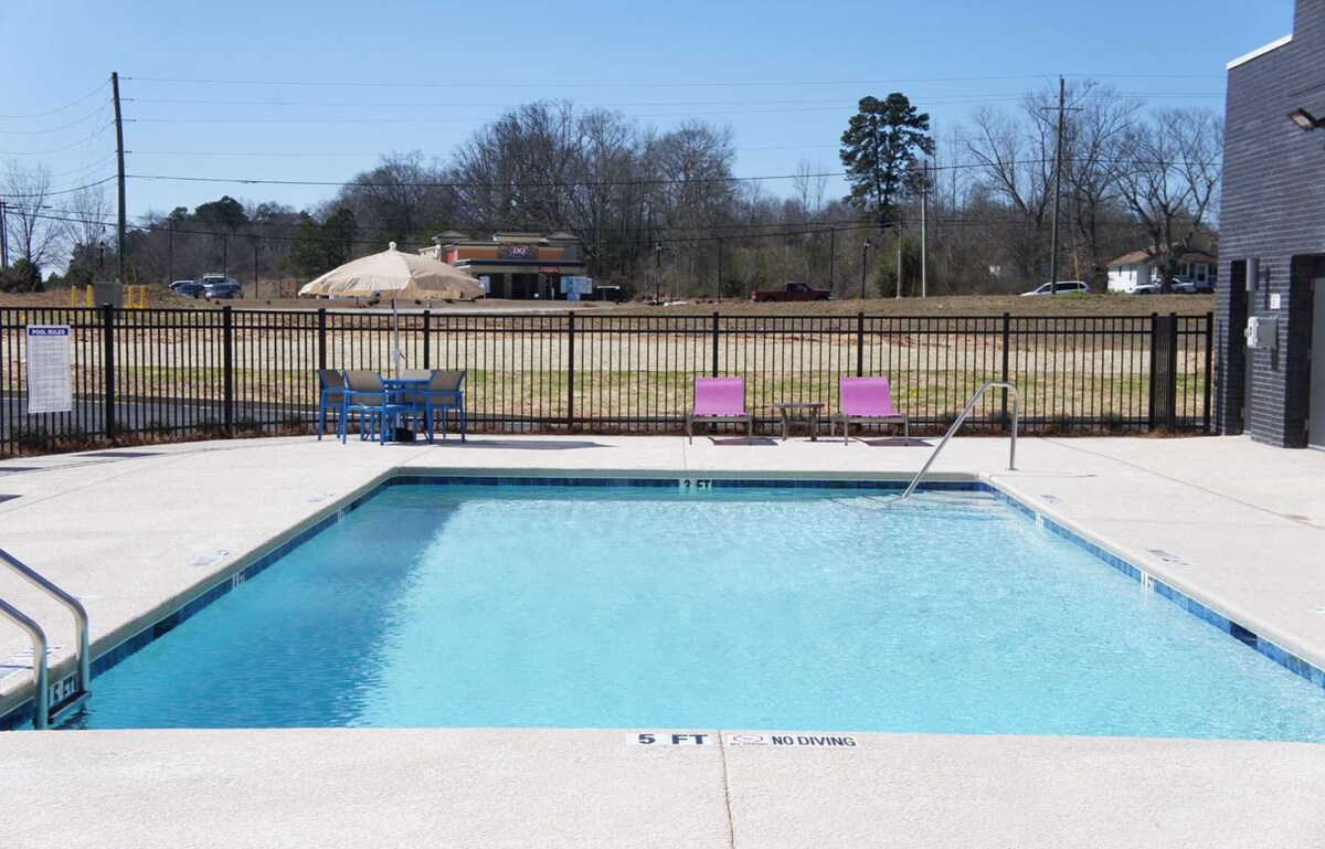 Business King | La Quinta Braselton | Outdoor Pool