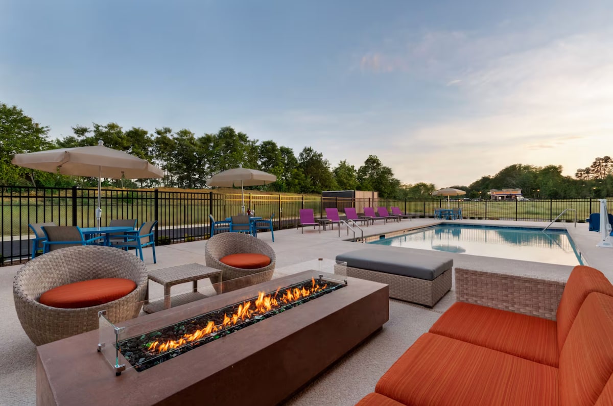 Business King | La Quinta Braselton | Outdoor Pool