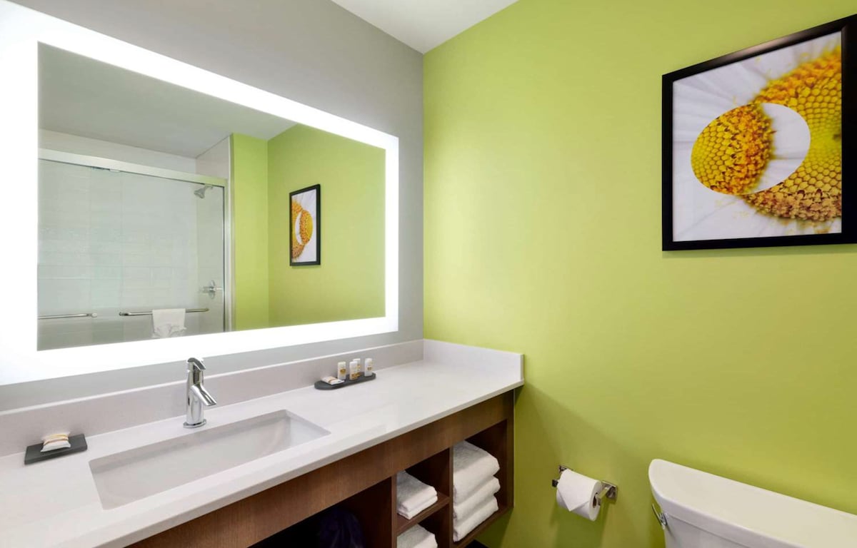 Business 2 Queen | La Quinta Braselton | Pool