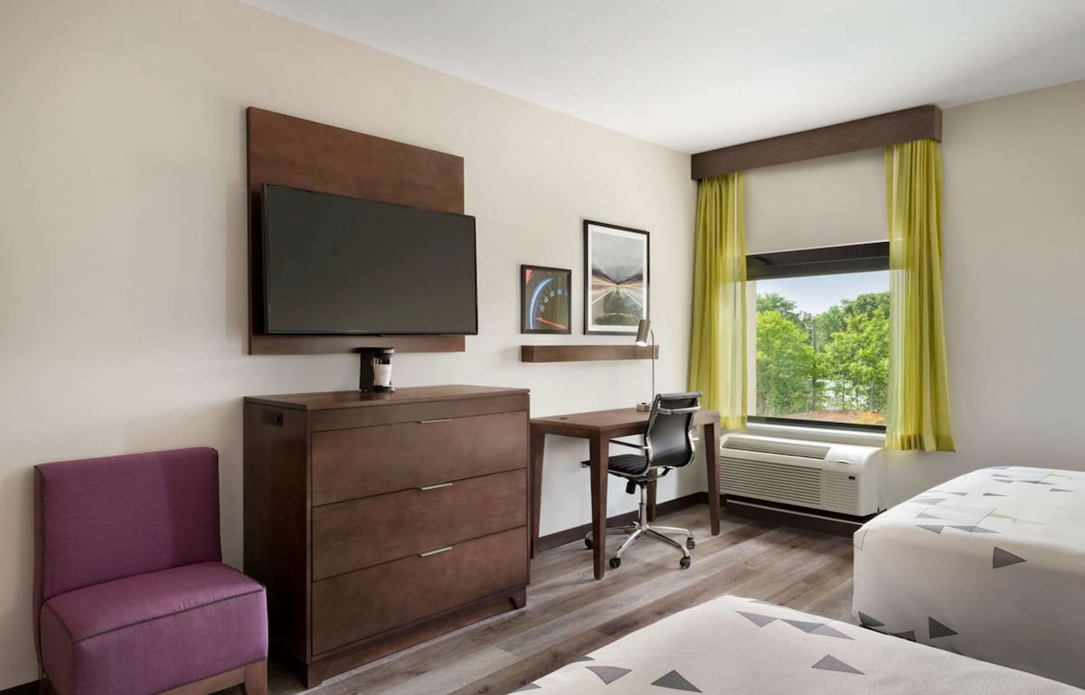 2 Queen | La Quinta Braselton | Near the Raceway