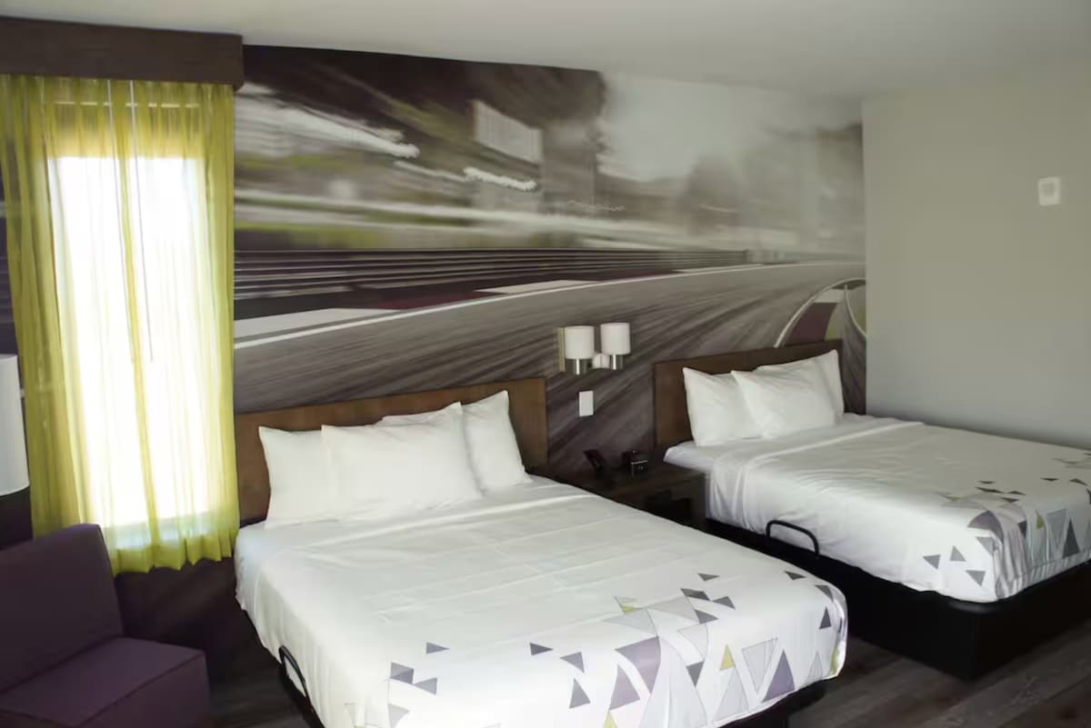 2 Queen | La Quinta Braselton | Near the Raceway
