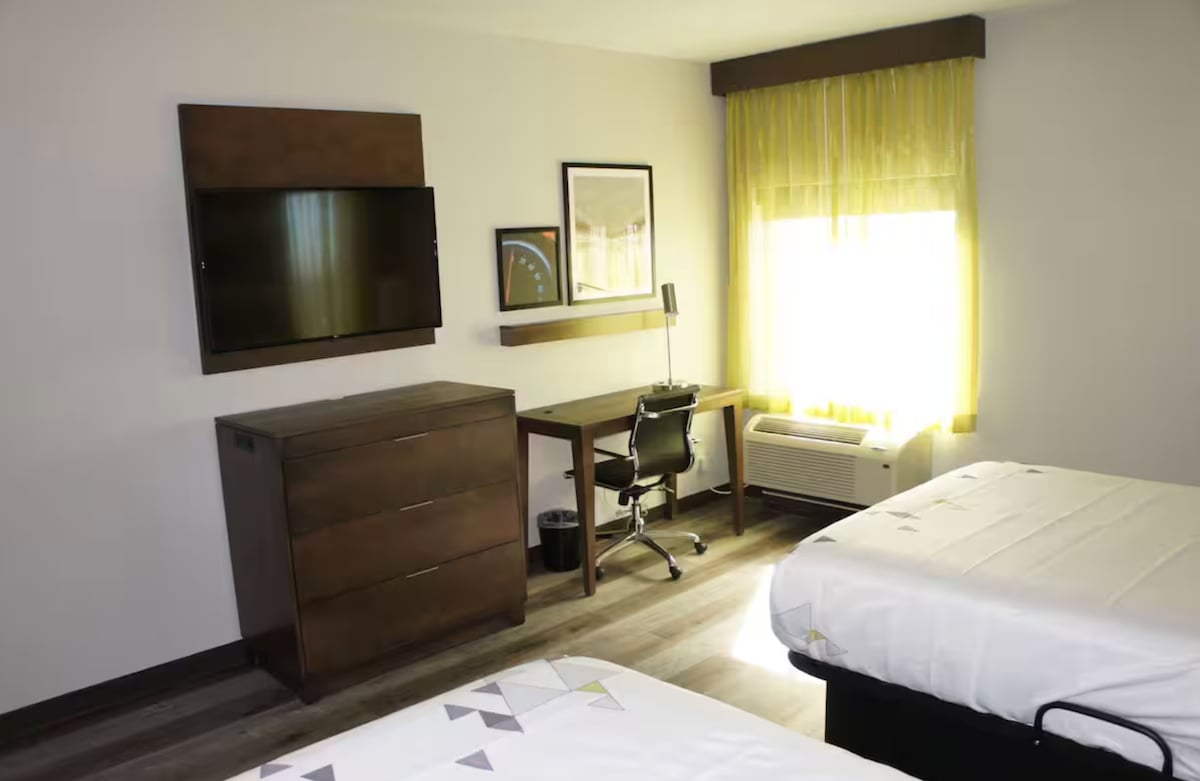 2 Queen | La Quinta Braselton | Near the Raceway