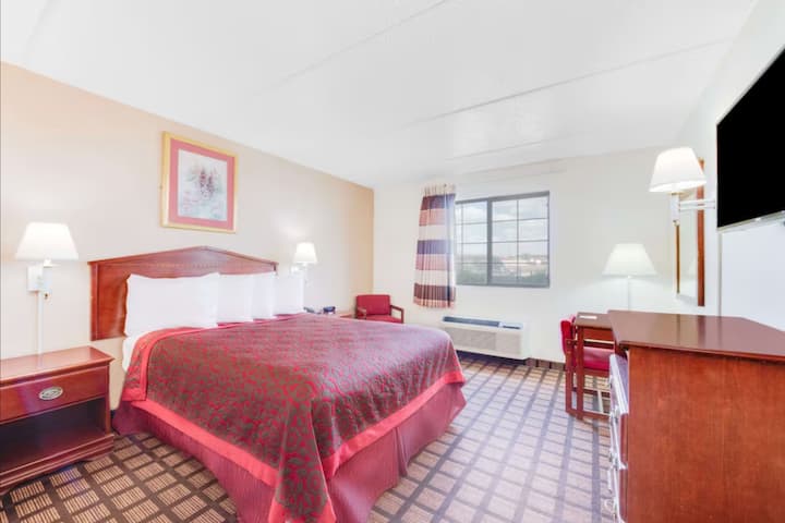 Days Inn Laredo | Queen | Airport Shuttle - Laredo, TX