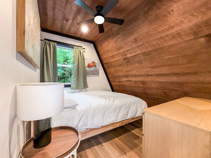 Dormitorio principal con tocador y mesita de noche.