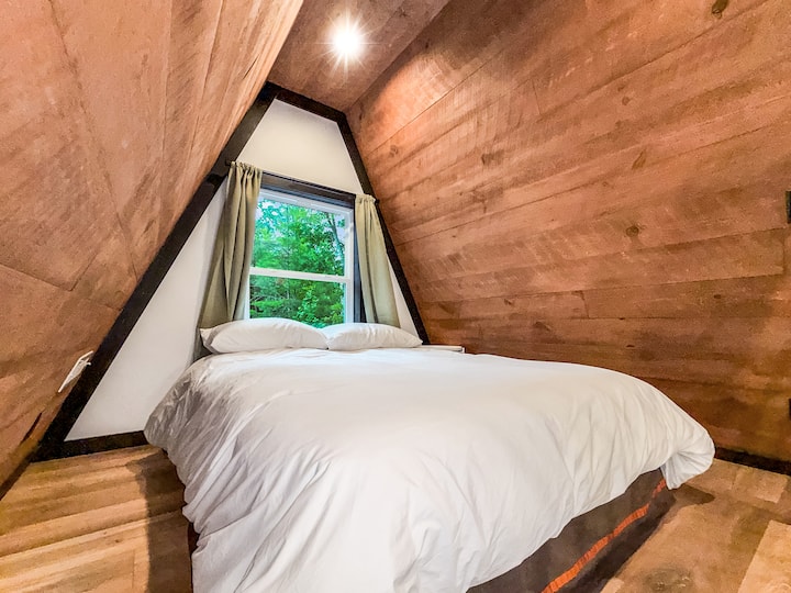 Amplio loft con ventana para disfrutar de la vista.