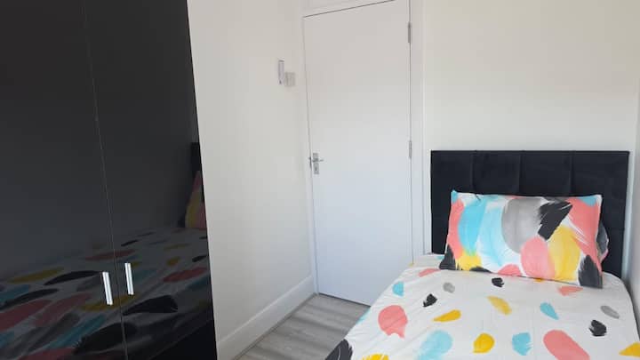 Spacious 2-bedroom Flat Near Gidea Park Station - Brentwood