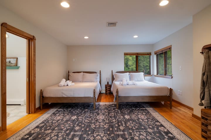 Spacious double-bedroom retreat with hardwood floors and wooded views