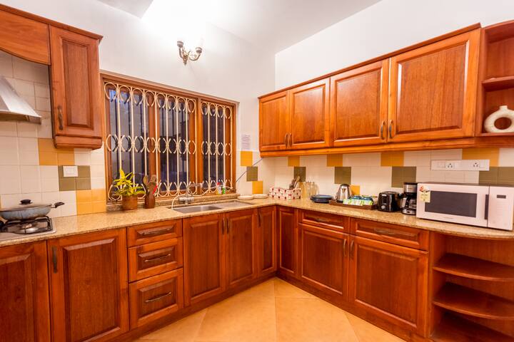 Full kitchen image 1