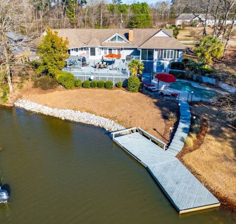 Lakefront w pool, dock and pool table, sleeps12