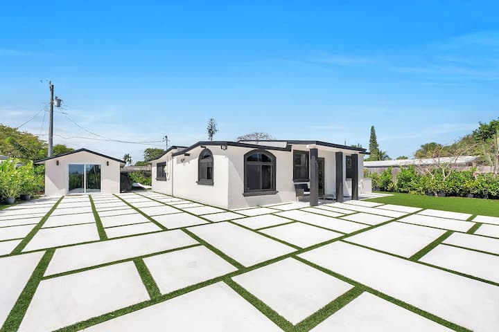 Modern Pompano Retreat, Swim Spa, Beach 3mi - Pompano Beach, FL