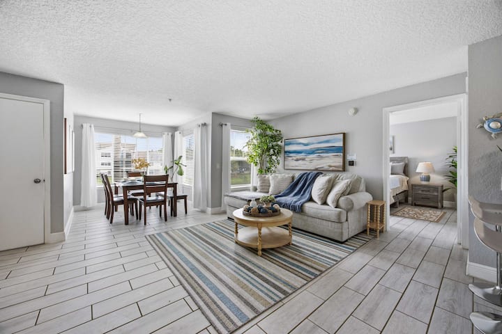 Lakeside View Retreat At Villas Del Sol - Kissimmee, FL