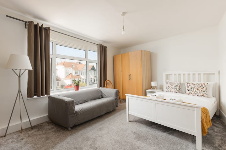Stylish Kenton Retreat Near Wembley - Harrow