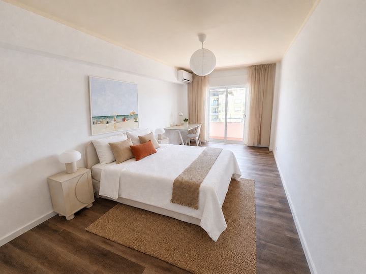 Bright Room With Workspace In Faro Centre - Faro