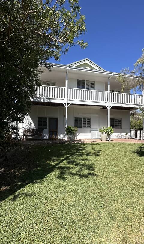 Vintage Beach Estate, House, Studio & Cottage