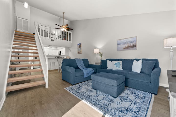Sunny Fort Myers 2br Condo | Pool & Hot Tub - Cypress Lake, FL