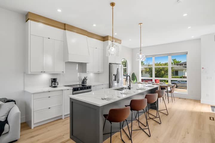 The Elmwood | Modern  Near Downtown  King Bed - Calgary