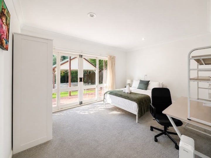 Stunning Federation Home | Pool & Bushland Views - 혼즈비