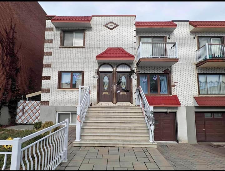 Large 3 Bedrooms Apt Next To Metro & Free Parking - Montreal