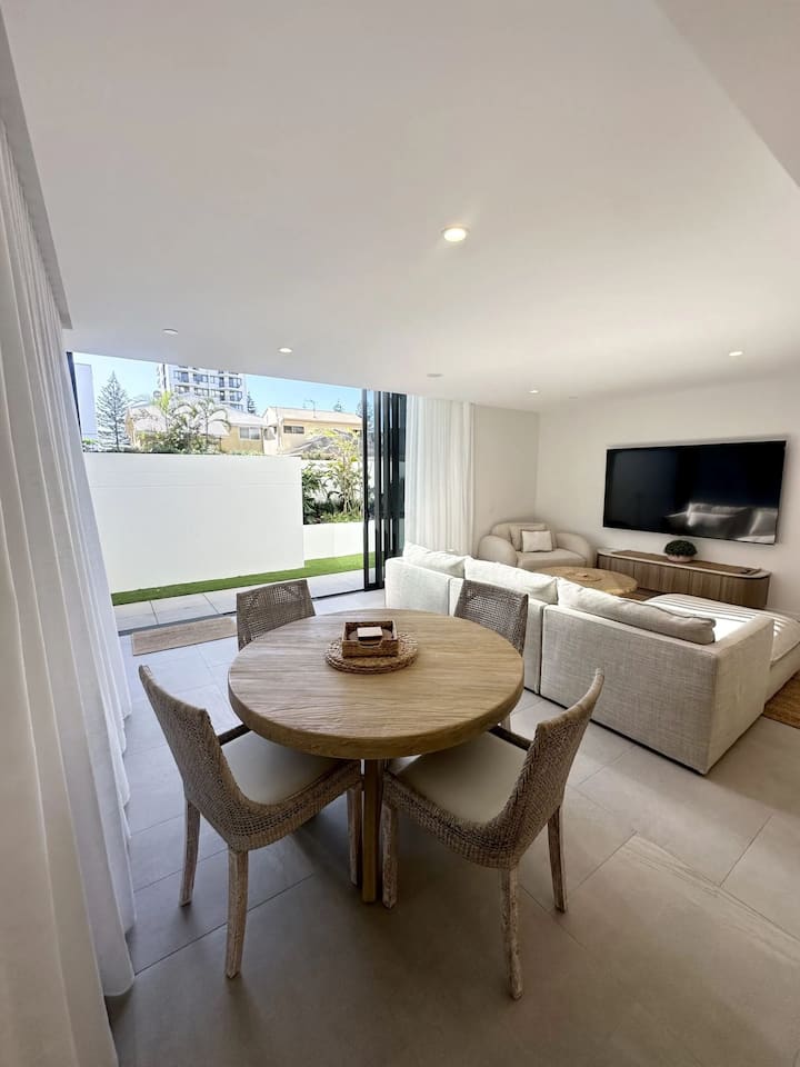 Two Bedroom Apartment Garden Courtyard - 5 - Coolangatta