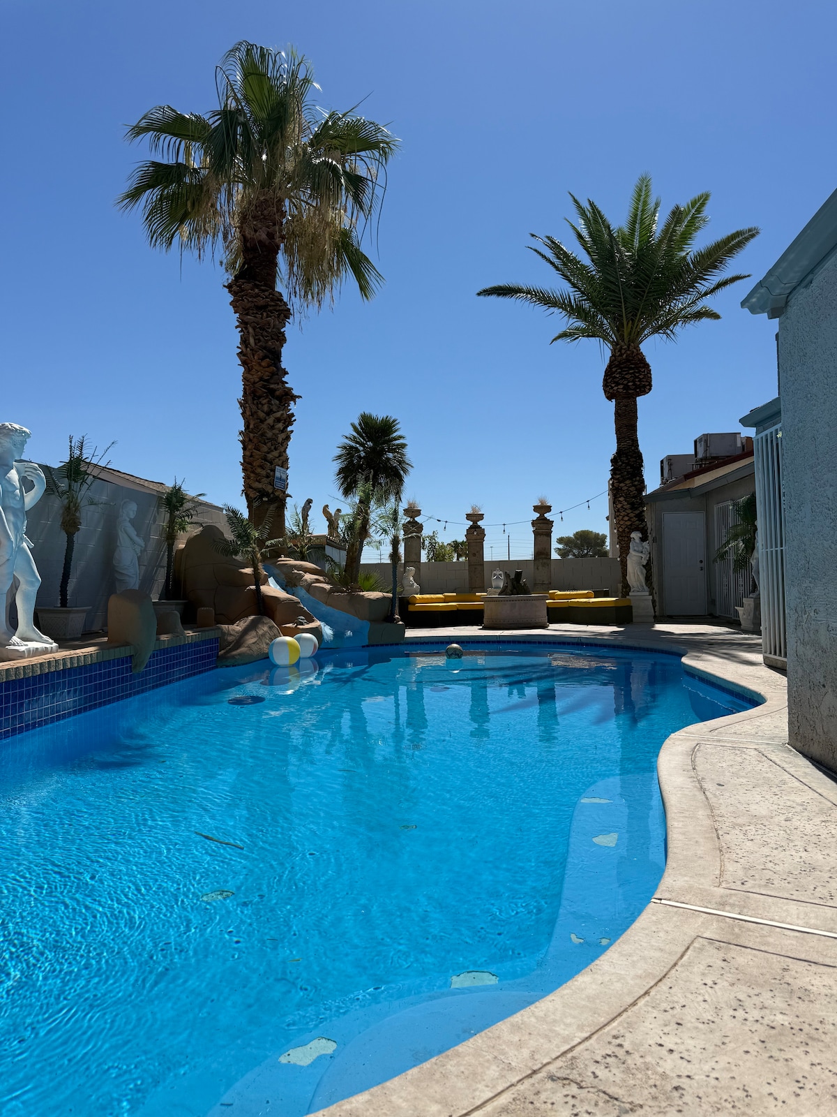 Luxury house near the airport with pool.
