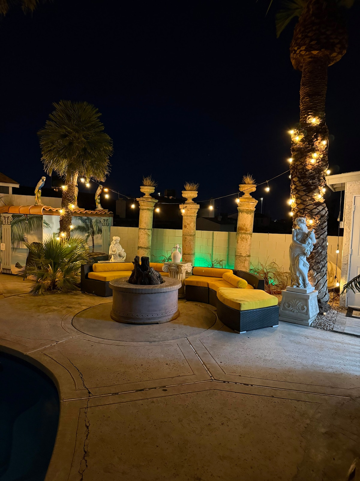 Luxury house near the airport with pool.