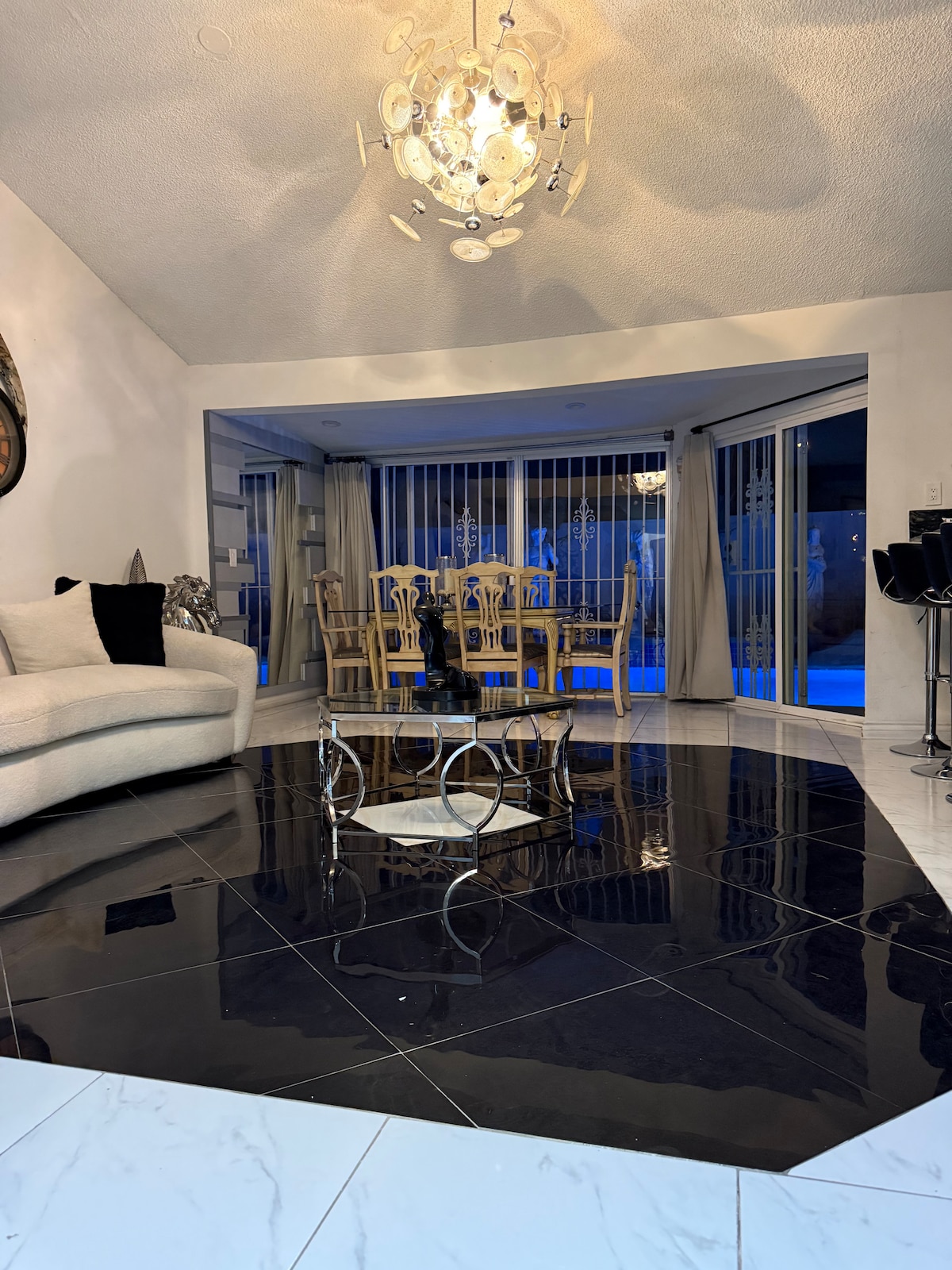 Luxury house near the airport with pool.