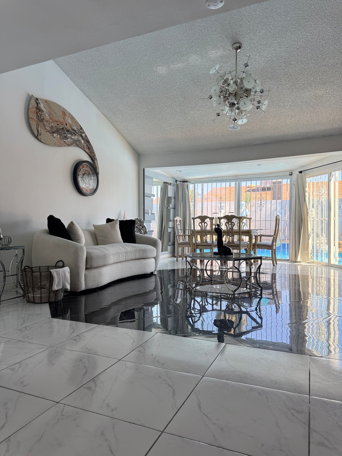 Luxury house near the airport with pool.