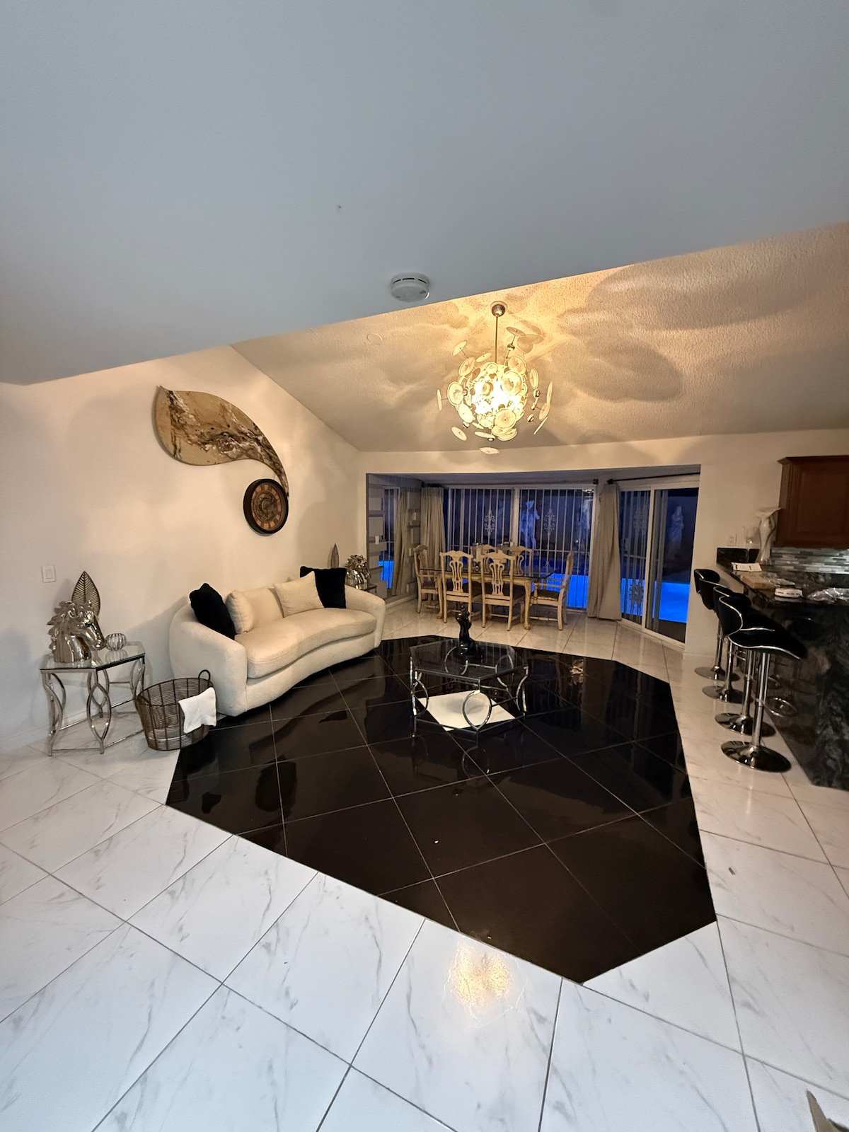 Luxury house near the airport with pool.