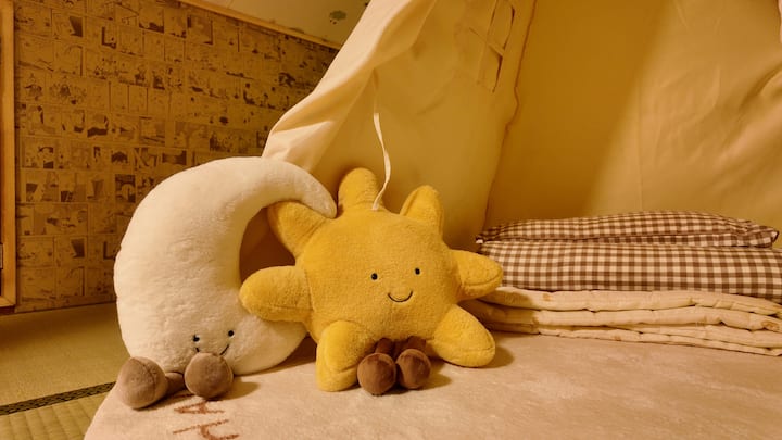 Është një loft në katin e tretë.
Ofrohen futonë për fëmijë.