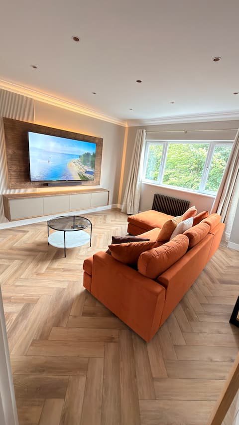 Popular Airbnb listing: Luxury 3-Bed Apartment - Trinity in Forth
