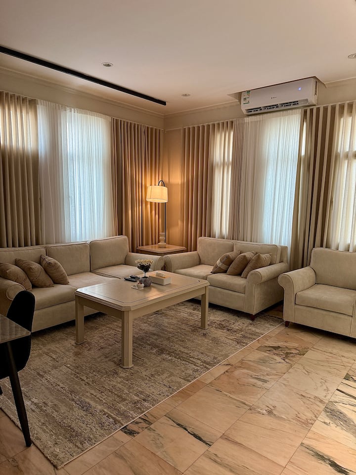 Elegant One-bedroom Apartment 13 - Dzsidda